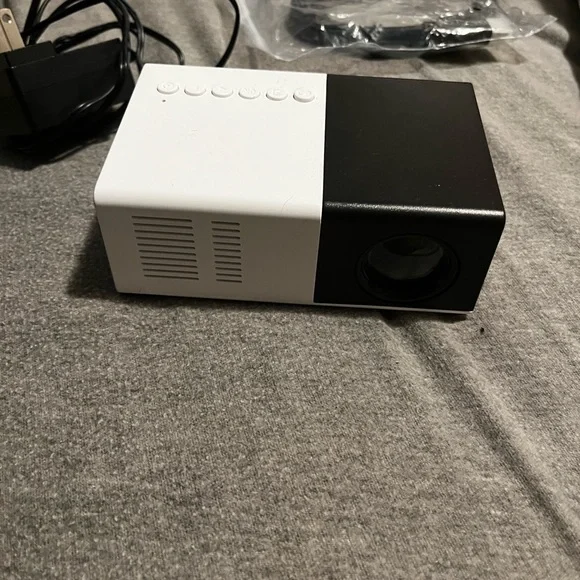 Mini Projector - Picture 3 of 5